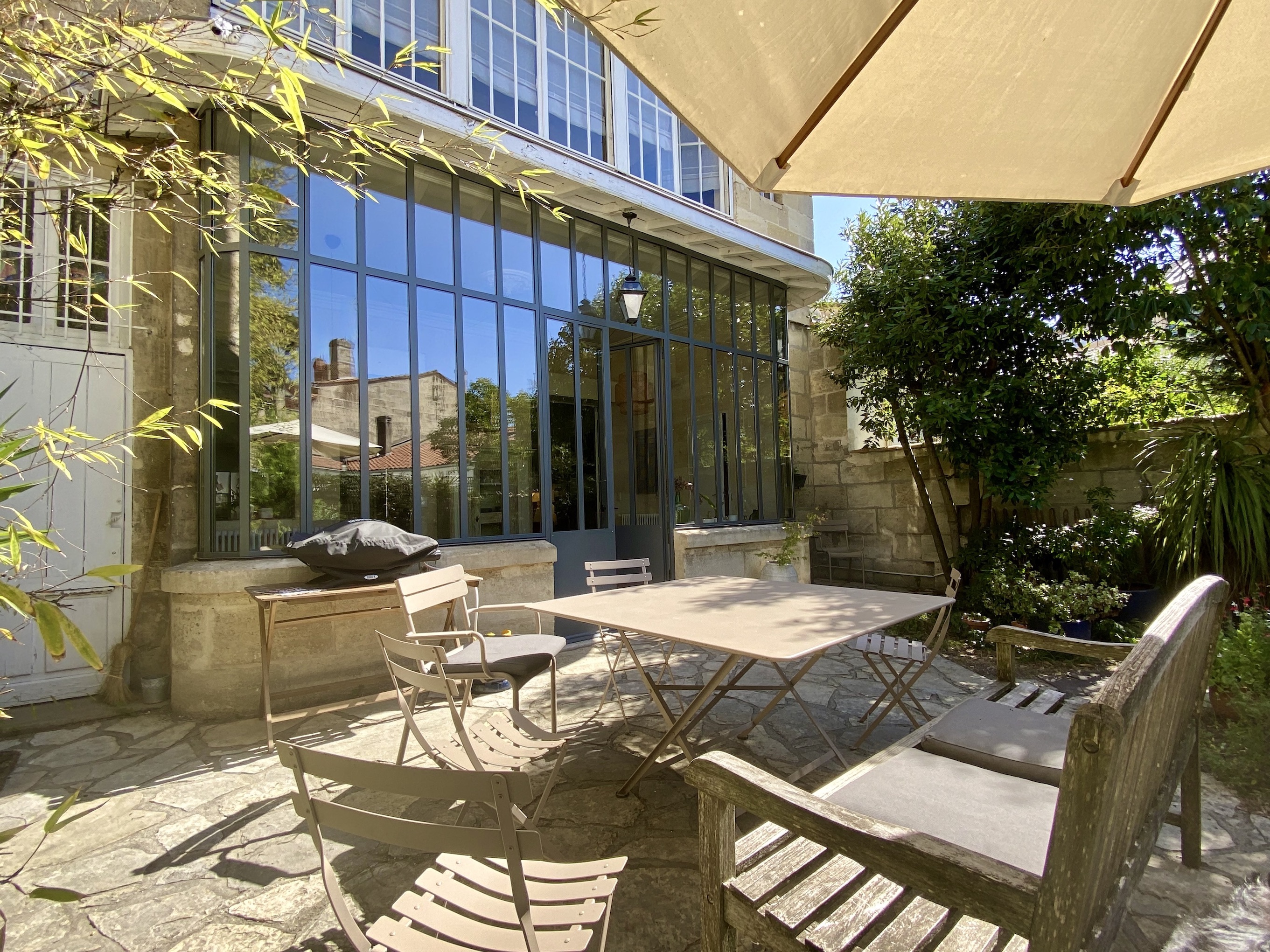 Immeuble bourgeois de 350 m2, garage double, jardin sud, piscine, appartement indpendant, Bordeaux Barrire de Pessac